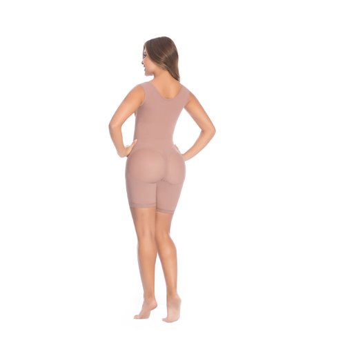 It is a postsurgical molding girdle that offers you greater control in waist, abdomen and