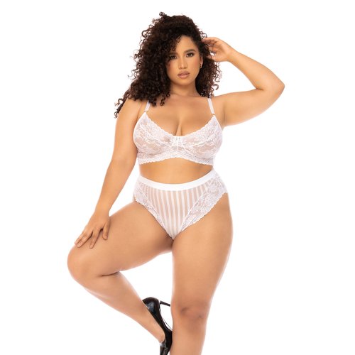 Ease and sensuality harmonize seamlessly in this two-piece set featuring floral lace and s