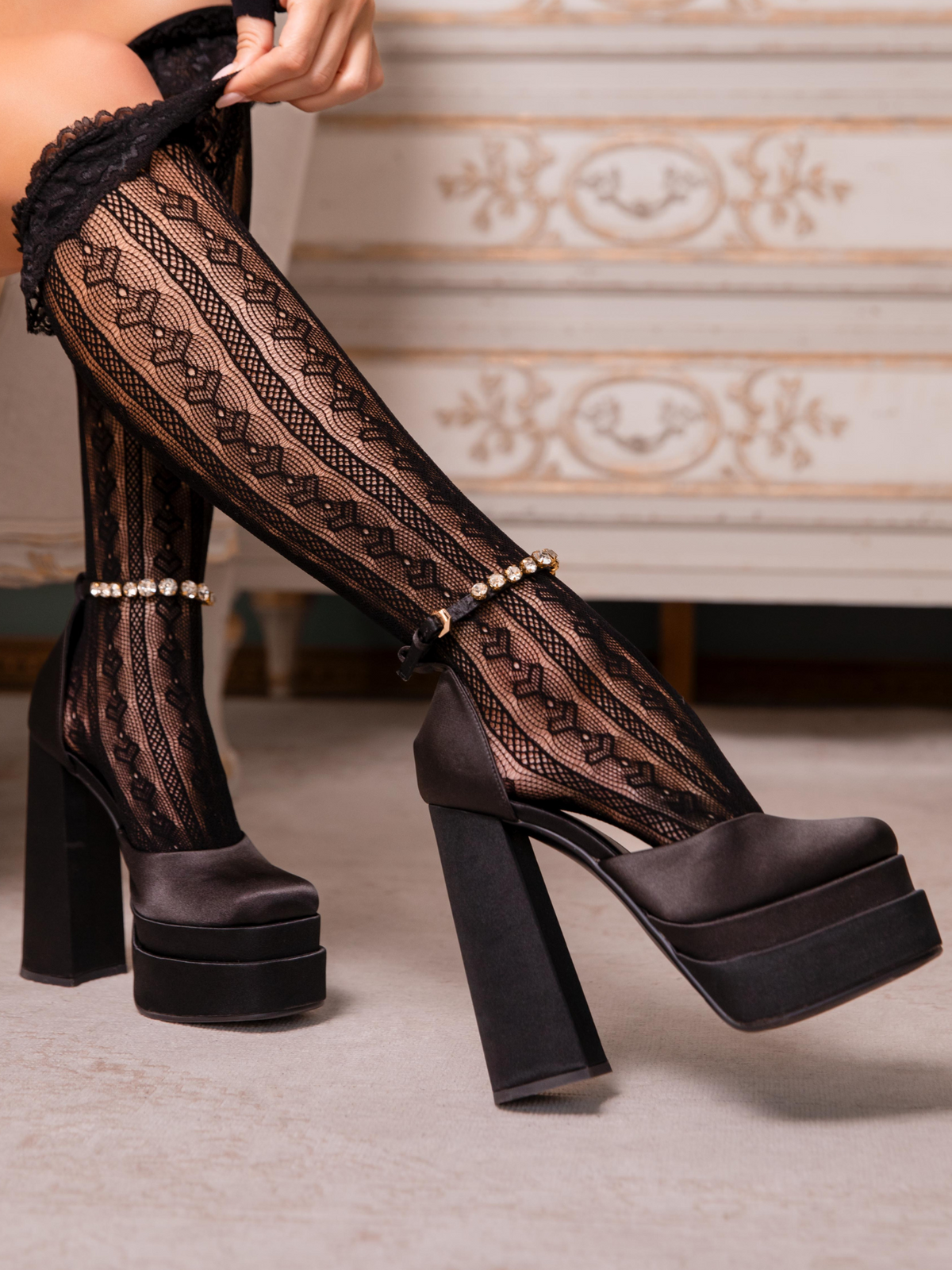 Sweetheart Ruffle Cuff Knee High Socks - 3984      00122