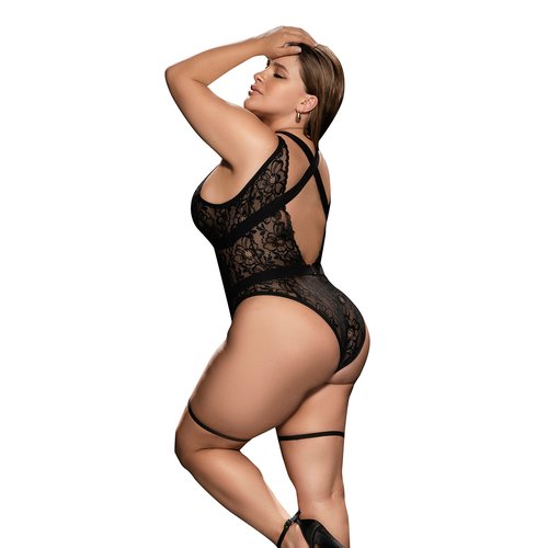 A basic silhouette in floral lace that reinvents with accessories that give strength and p