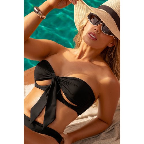Front-tie bandeau bikini with cheeky bottoms.