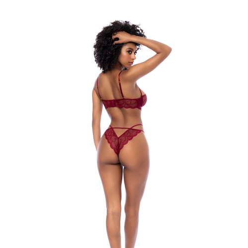Two-piece set in wavy lace. Includes top with underwire, adjustable straps and a matching