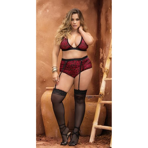 Awaken your animal instinct without sacrificing your comfort. Two-piece set in leopard pri